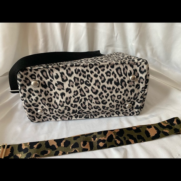 NWOT! LUXE NORTH SOUTH BAG: GREY LEOPAR - Picture 8 of 8